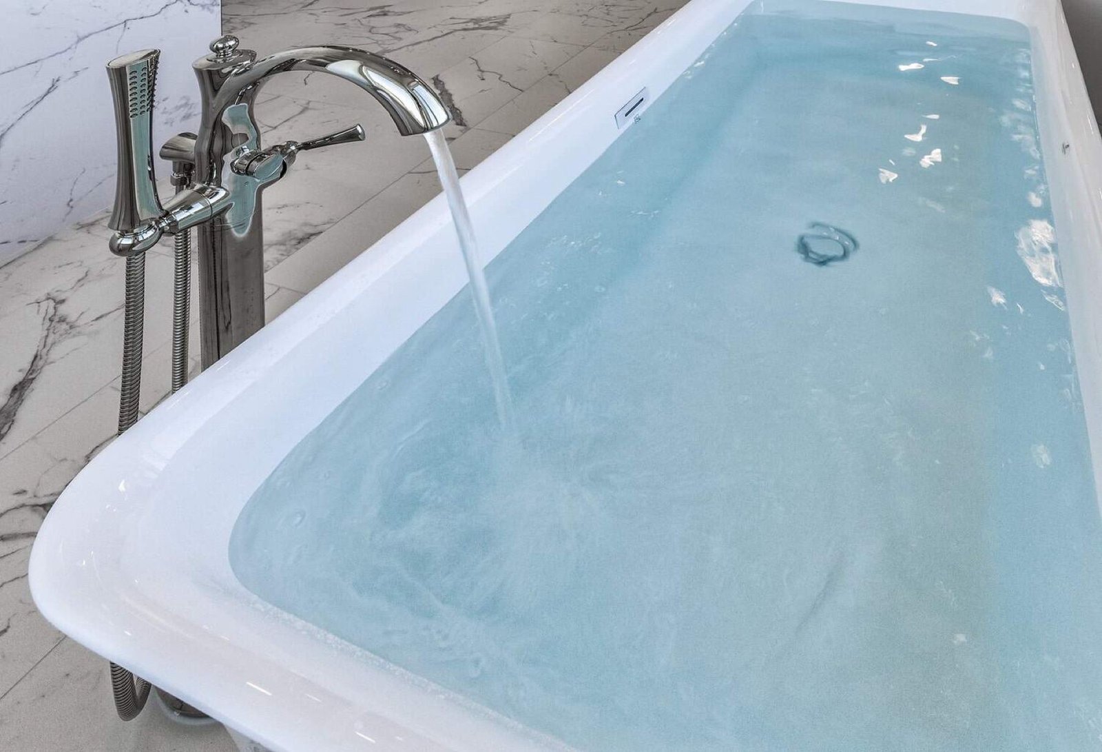 Freestanding tub in a Kay2 spa ensuite
